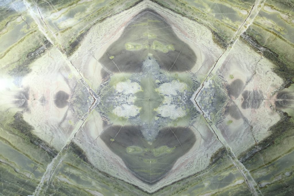 marmor radermacher irish green book cut 2 antolini marbre marmer salledebain bad badkammer cuisine kueche keuken excklusiv marble e1521886161429