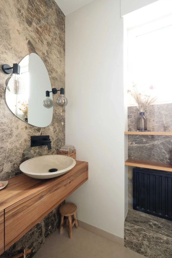 Gäste-WC mit Wandverkleidung aus Naturstein Emperador