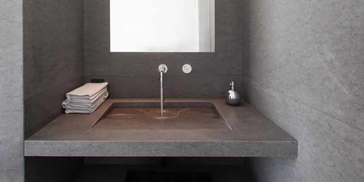 Badezimmer mit Washcbecken aus Naturstein Basaltina
