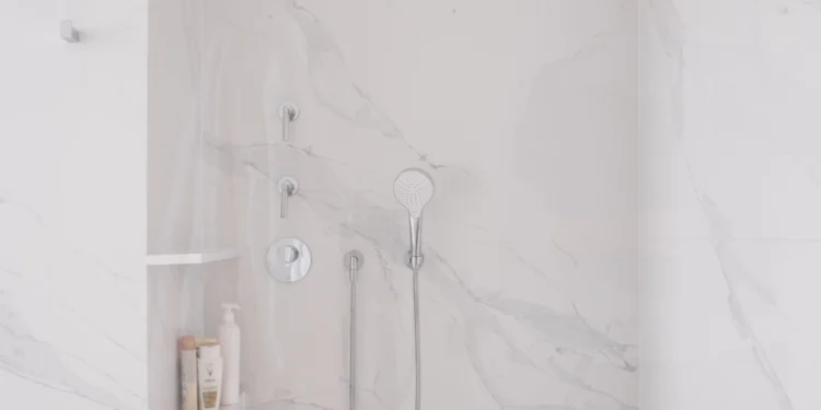 Dusche mit Rückwand aus Compac Calacatta