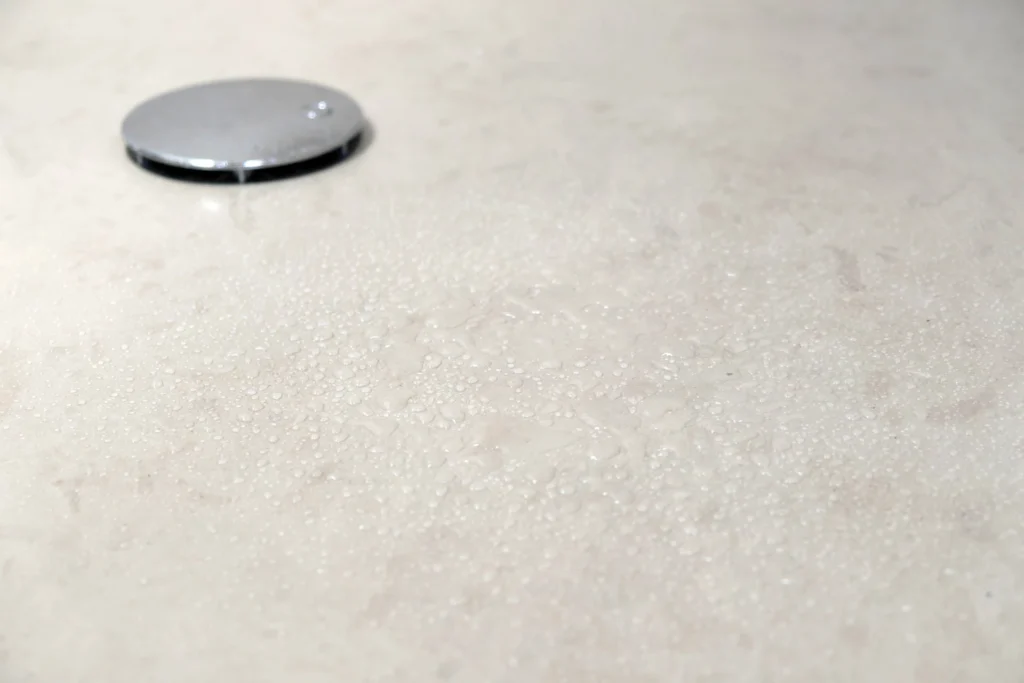 Dusche mit Boden aus Limestone Persiano