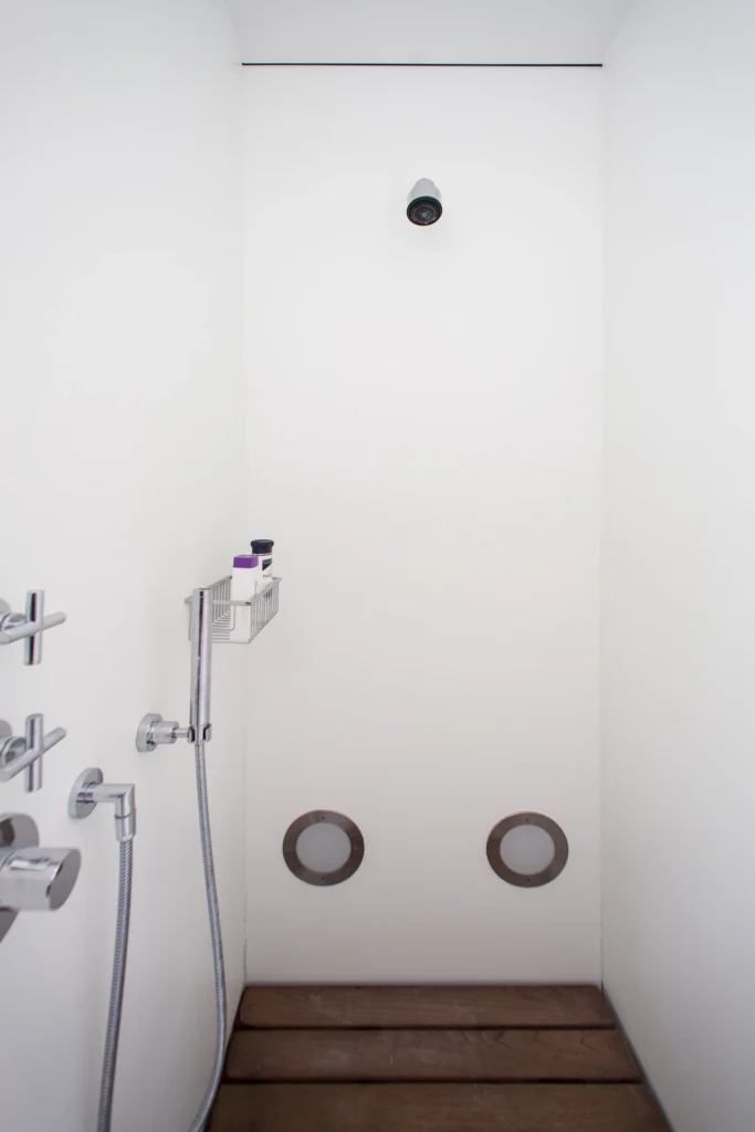 Dusche aus Marmor Thassos mit Holzboden. Weißer Marmor Badezimmer