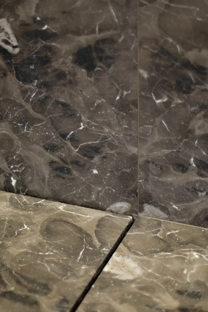 Dusche mit Boden und Rückwänden aus Naturstein Mystic Brown