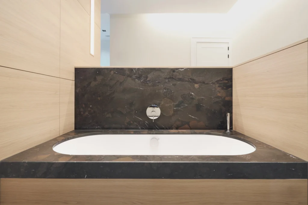 Badewanne mit Rückwand aus Naturstein Breccia Imperiale