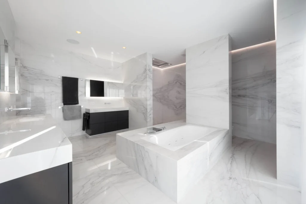 Luxus Marmor Badezimmer mit Bodenfliesen und Wandverkleidung aus Naturstein Calacatta