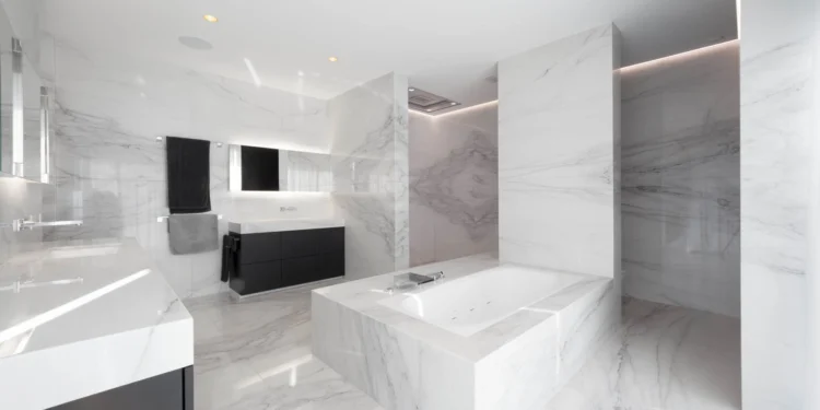 Luxus Marmor Badezimmer mit Bodenfliesen und Wandverkleidung aus Naturstein Calacatta