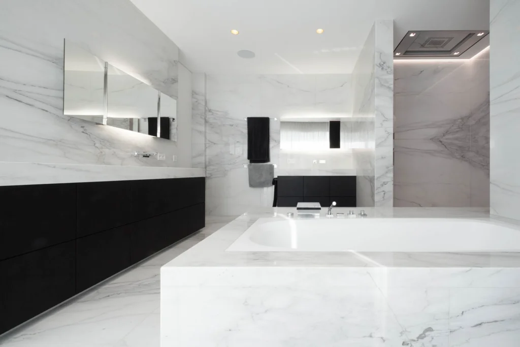 Luxus Marmor Badezimmer mit Boden- und Wandverkleidungen aus Calacatta