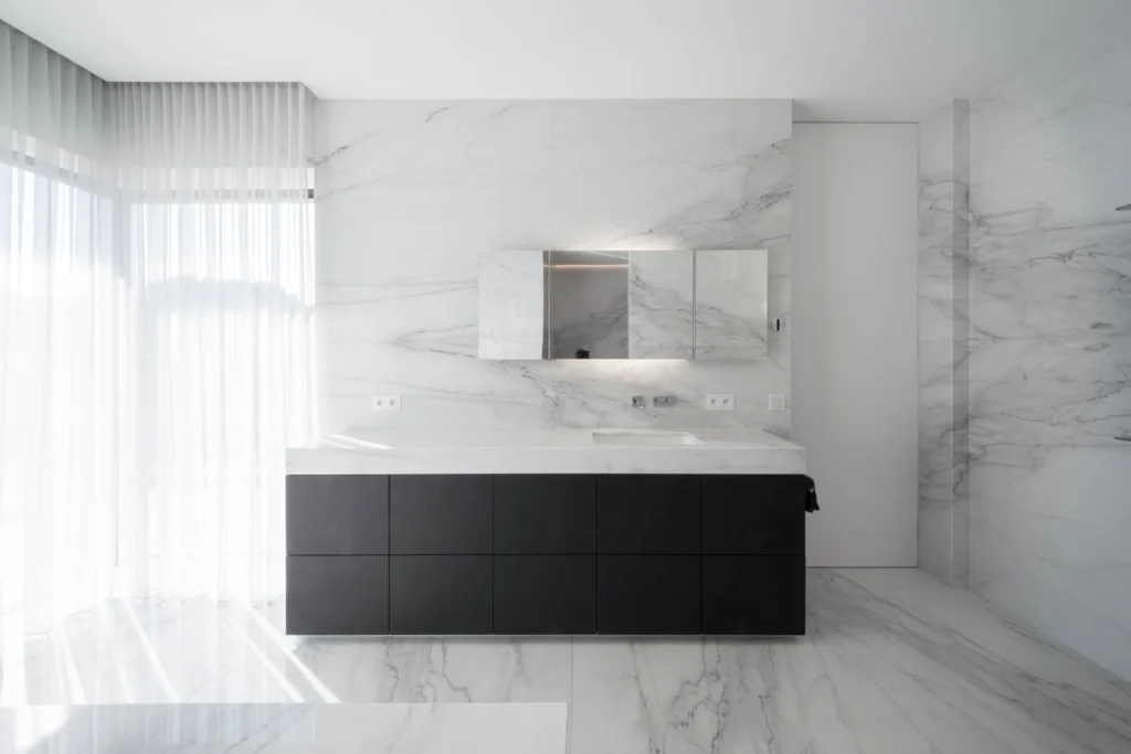 Luxus Marmor Badezimmer mit Wandverkleidung aus Naturstein Calacatta