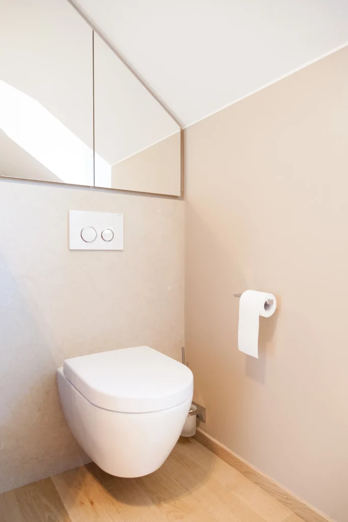 WC-Bereich mit Naturstein-Verkleidung in beige
