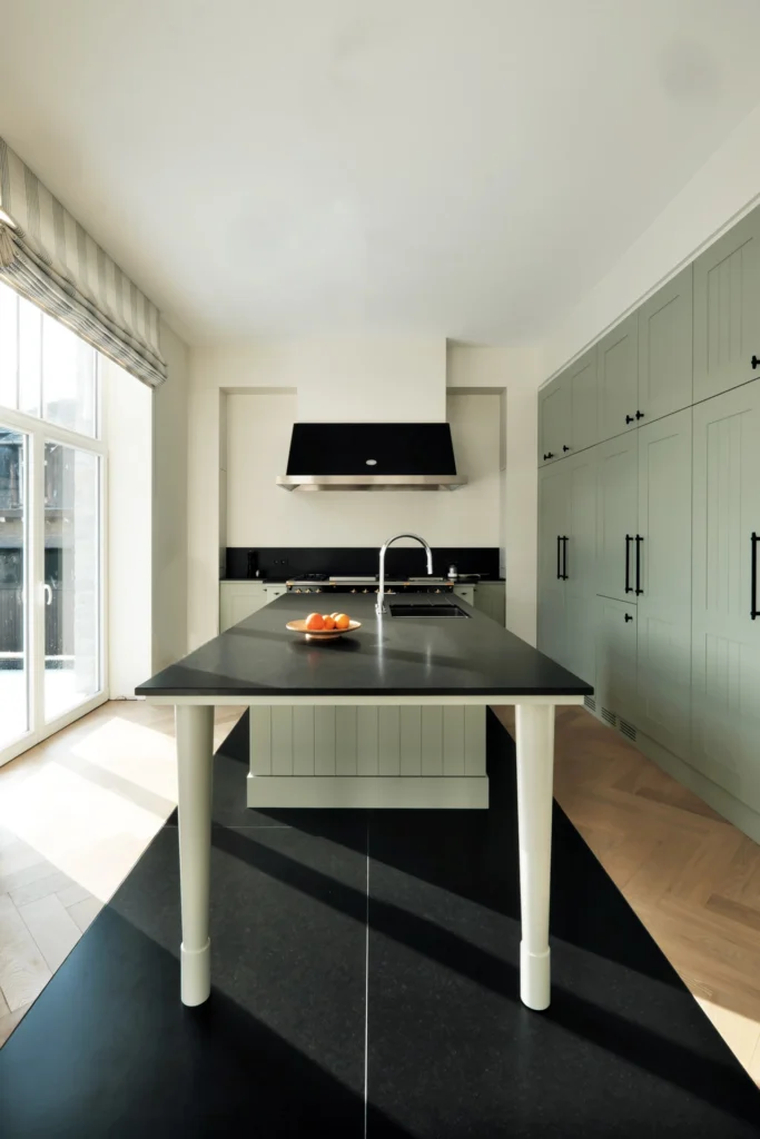 Kücheninsel mit Arbeitsplatte aus Naturstein Nero Assoluto