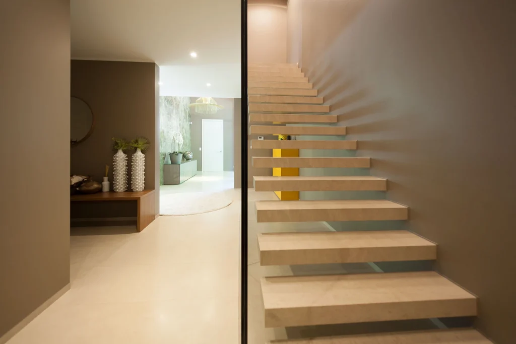 Blockstufen-Treppe mit Glaswand