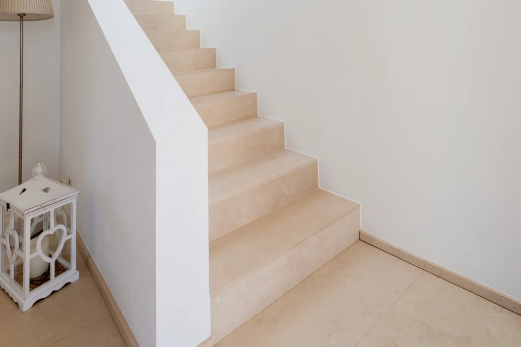 Treppe mit Blockstufen aus Thalle Beige
