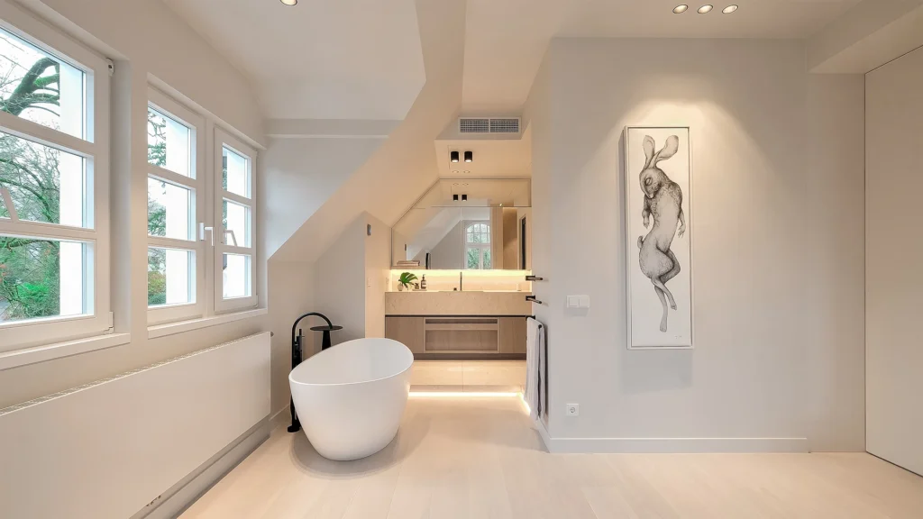 Badezimmer mit Bodenfliesen im Großformat aus Limestone