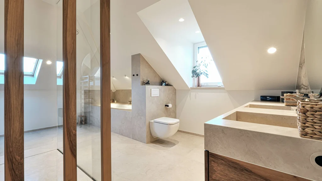 Badezimmer mit Bodenfliesen aus Limestone Persiano
