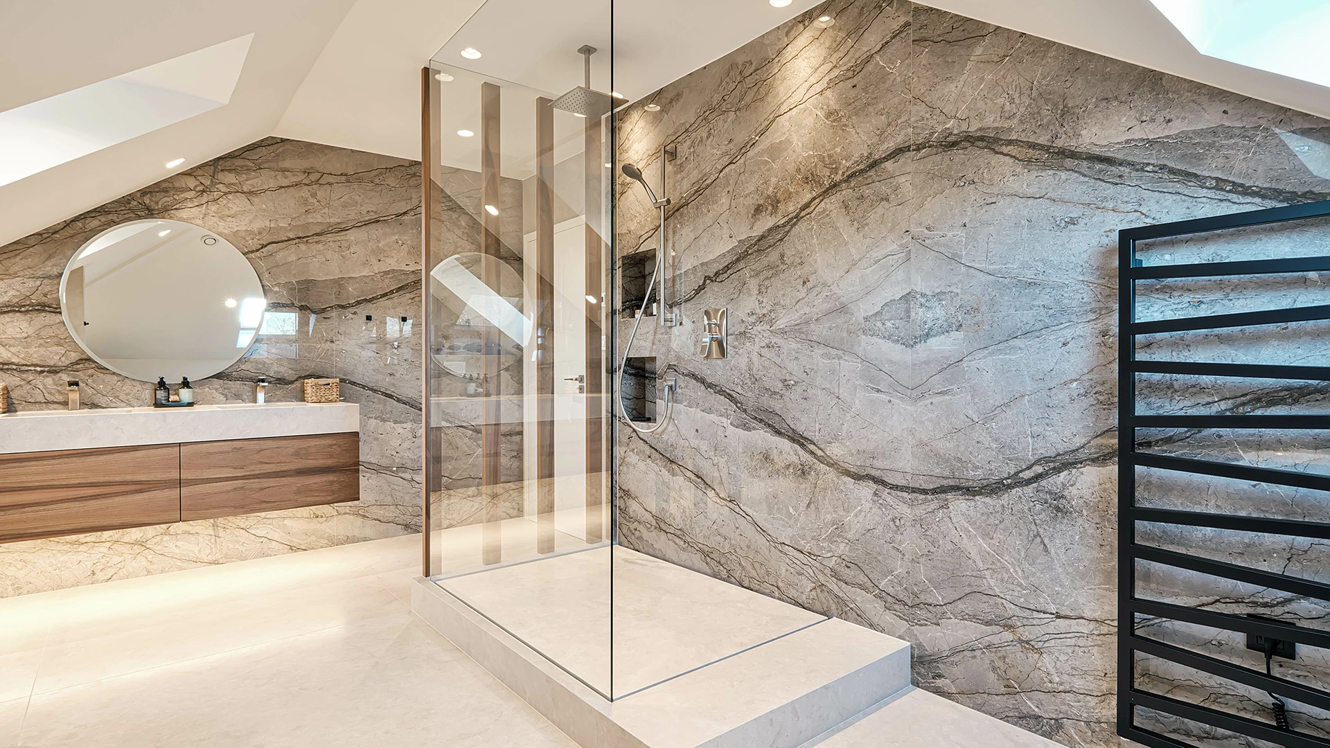 Marmor Badezimmer mit Naturstein Silver Roots und Limestone Persiano