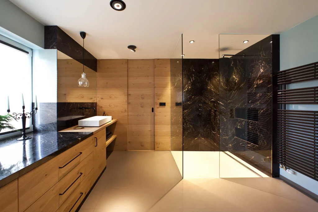 Badezimmer mit Naturstein Titanium